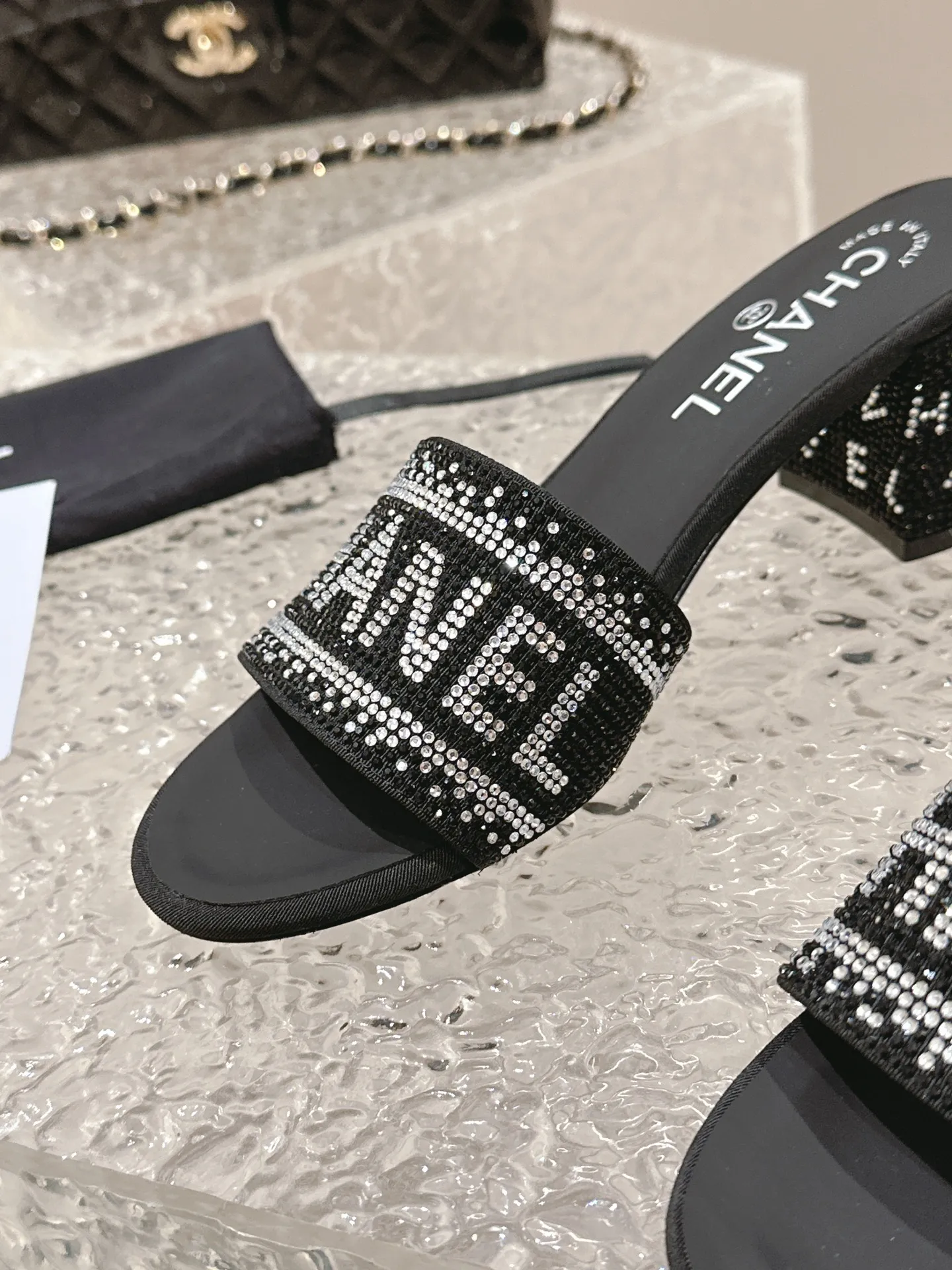👟👟Ex-factory price 460👟👟 Women's shoes, women's clothing, Xiaoxiang, black rhinestones with large letters, Chanel rhinestone slippers, really such blingbling slippers full of diamonds, both classic and artistic, and can be styled according to your daily style. The characteristic is that the hot diamonds are particularly shiny. They are made with heavy craftsmanship and are not easy to fall off. They have a sexy and versatile temperament for ladies. Color: black, white. Heel height 5 cm. 35-41